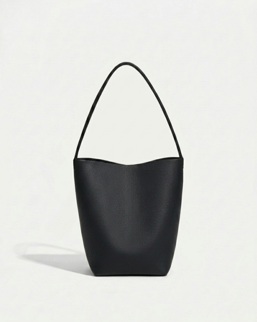 Léa Bucket Bag in black pebbled cowhide