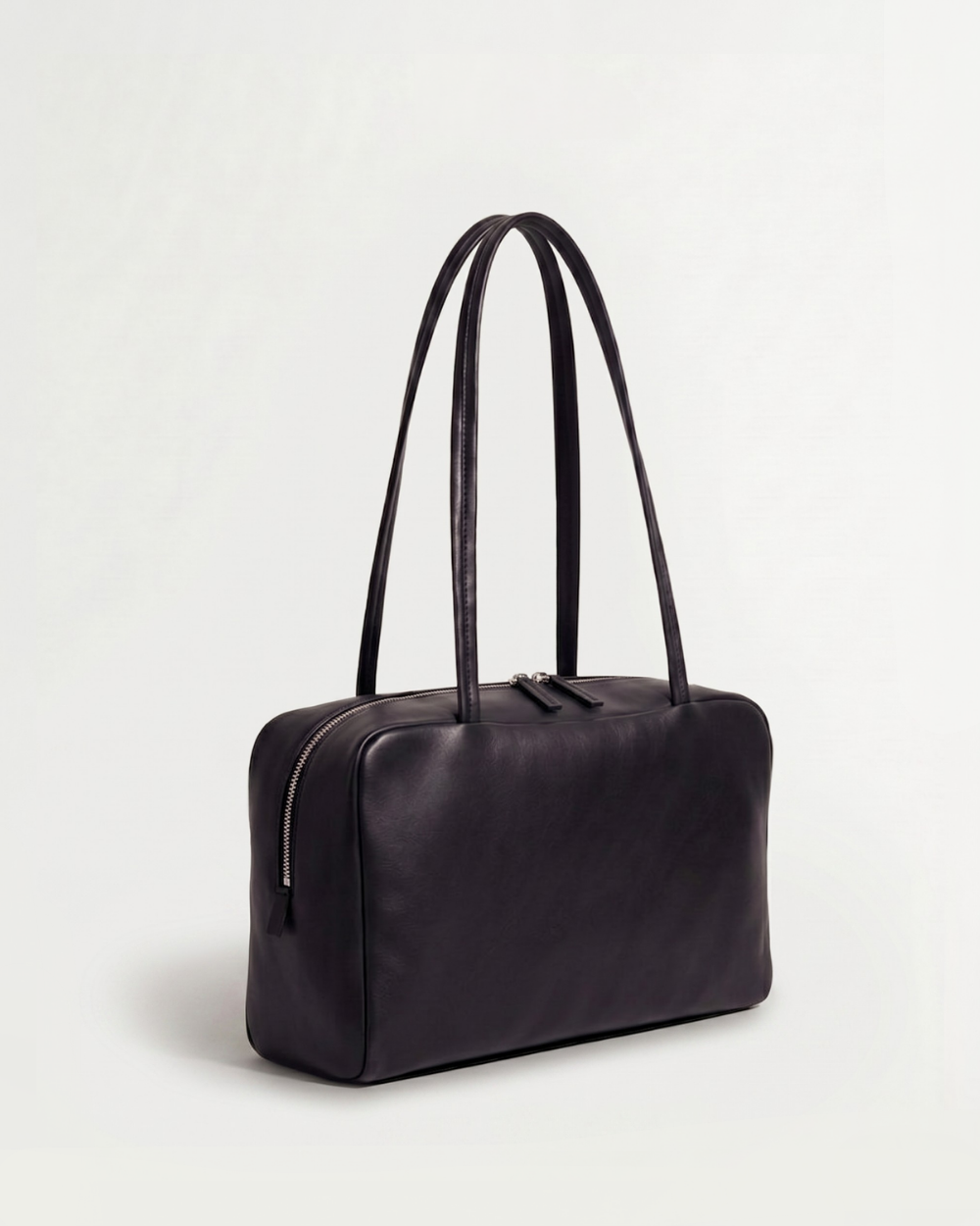 Adèle Bowling Bag in black, side profile